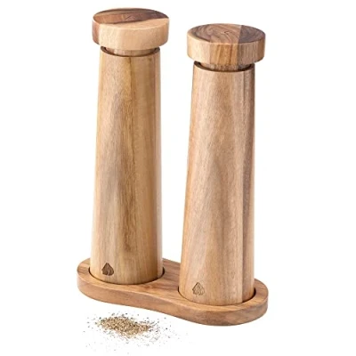 Abbildung von Navaris Salz und Pfeffer Mühle Set Gewürzmühle Grinder Streuer für Gewürze Salzstreuer Pfefferstreuer aus Holz mit Tablett zum Mahlen nachfüllbar
