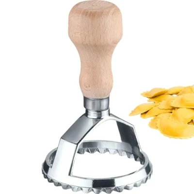 Abbildung von Westmark Ravioli Ausstecher Aurora Praktischer Kreis zum Ausstechen von selbstgemachten Nudeln und Gebäckteig, rund, Ø 68 mm Zink, Buchenholz
