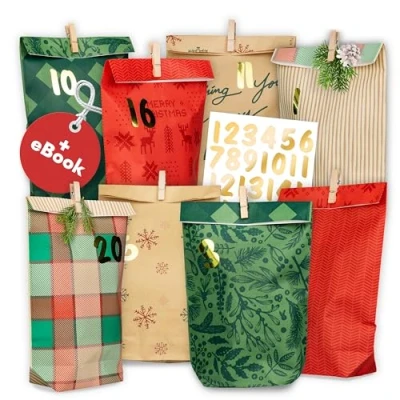 Abbildung von AMARI ® Adventskalender zum Befüllen Nr. 19 Christmas Morning 24 Papier Adventstüten (mit Holzklammern) Basteln für Weihnachten Weihnachtstüten