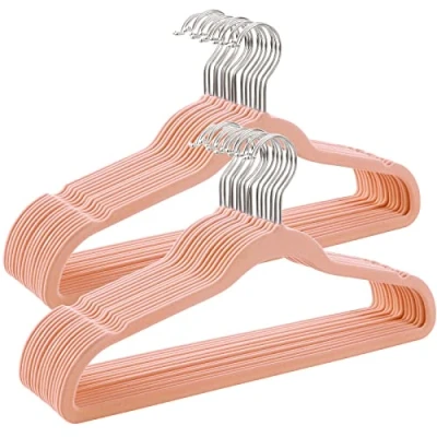 Abbildung von SONGMICS Kleiderbügel Samt, 30er Set, Bügel, Jackenbügel, 41,5 cm breit, Anzugbügel, dünn, gut belastbar, um 360 drehbarer Haken, für Mäntel, Hemden und Anzüge, rosa CRF26PK