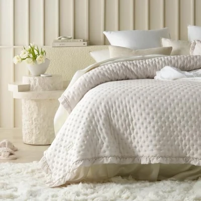 Abbildung von ROOM99 Molly Elegante Tagesdecke in Beige 220 x 240 cm Vielseitige Wohndecke als Bettüberwurf oder Sofaüberwurf Überwurfdecke für Bett und Sofa Steppdecke Stil Ideal Bedspread