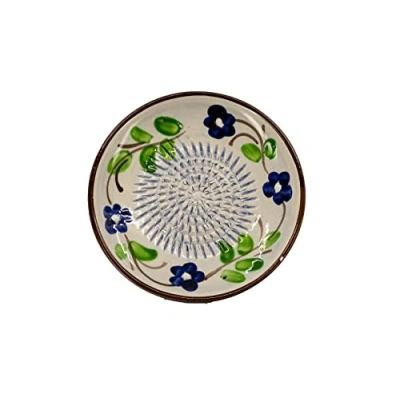 Abbildung von Kaladia Keramik Reibeteller/Keramikhobel ideal für Ingwer, Parmesan etc. Motiv: Braun mit blauen Blumen Durchmesser: 12 cm handgemacht &amp; handbemalt Made in Spain