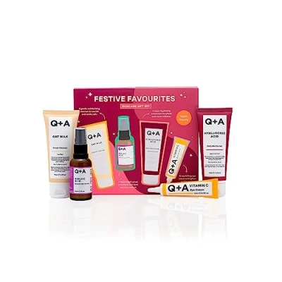 Abbildung von Q+A Festliche Lieblingsprodukte Geschenkset, enthält eine Hyaluronsäure Feuchtigkeitscreme 75ml, einen Hafermilch Creme Reiniger ein Azelainsäure Serum 30ml und Koffein Augenserum 15ml