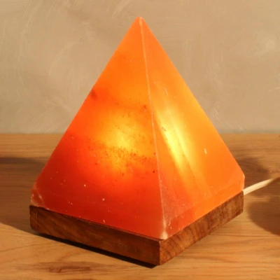 Abbildung von HIMALAYA SALT DREAMS Salzkristall Tischlampe »Pyramide«, Leuchtmittel E14 wechselbar, Handgefertigt jeder Stein ein Unikat, H: ca. 17,5 cm