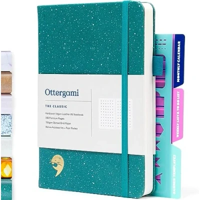 Abbildung von Bullet Journal Notizbuch gepunktet Hochwertiges, dickes Papier mit 150 g/m² The Classic A5 dotted von Ottergami Bulletjournal vorgedruckten Punkten und zusätzlichen Schablonen