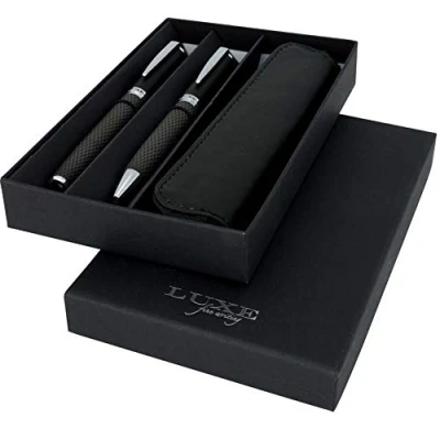 Abbildung von Kugelschreiber Set im Carbon Look aus bedruckter Kohlefaser nicht nur für Motorsport Fans mit Hülle und Tintenrollerstift in stylisher Geschenkverpackung Schreibetui von notrash2003