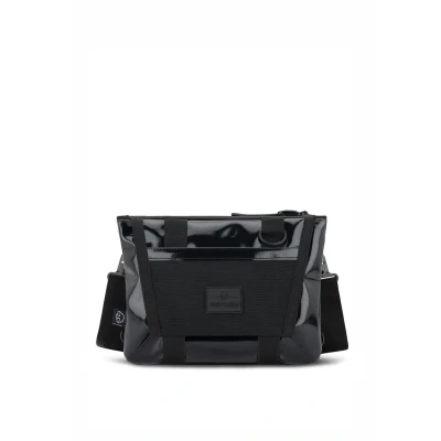 Abbildung von Johnny Urban Brusttasche Herren &amp; Damen Schwarz Avery 2 in 1 Umhängetasche und Front Pack Flache Sacoche Bag für Stadt, Fahrrad, Reise, Festival Wasserabweisend