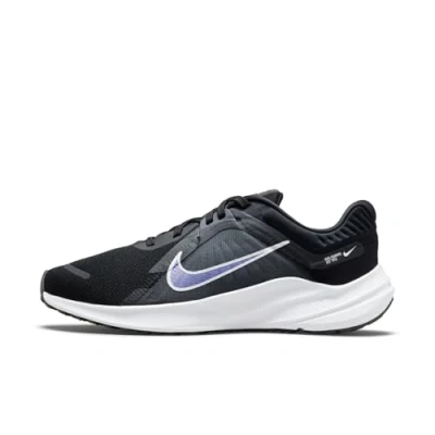 Abbildung von Nike Damen Quest 5 Sneaker, Black/White Iron Grey DK Smoke Grey, 36.5 EU