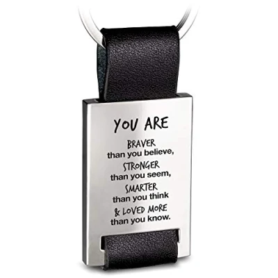 Abbildung von FABACH Leder Schlüsselanhänger mit Gravur Gravierter Auto Glücksbringer Anhänger Motivation für Ihren Lieblingsmensch you are braver, stronger, smarter &amp; loved more than know