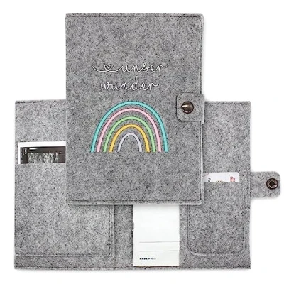 Abbildung von cozy racoon Mutterpasshülle aus Filz Regenbogen Pastell In Deutschland hergestellt I Mit Innentaschen für Versichertenkarte und Ultraschallbilder Persönliches Geschenk Schwangere