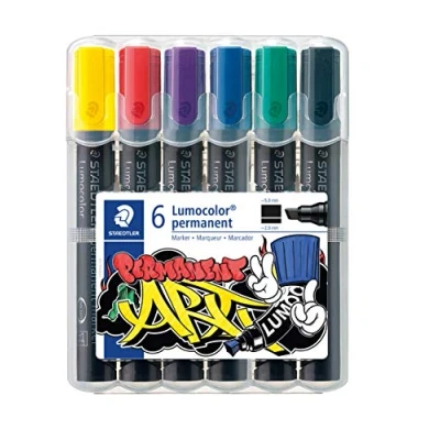 Abbildung von STAEDTLER Permanent Marker Lumocolor, Keilspitze, Linienbreite 2 oder 5 mm, lichtbeständig, schnelltrocknend, geruchsarm, lange Lebensdauer, 4 in aufstellbarer Box, 350 WP6 1