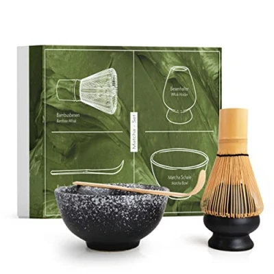 Abbildung von Matcha Set aus Besen, Schale, Löffel und Besenhalter handgefertigtes Geschenk für die traditionelle Zubereitung von Tee