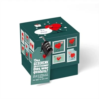 Abbildung von SURPRISA Geschenkbox mit Goldfolie, Rätselbox für Geschenke und Gutscheine zum Valentinstag, Jahrestag, Hochzeitstag Sie Ihn, Herzrätsel, Größe S (12cm)