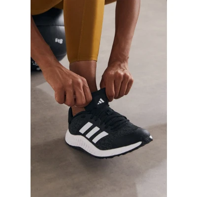 Abbildung von adidas Performance Everyset Trainer Trainingsschuh, Damen, Größe: 43 1/3, Core black/footwear white Schuhe
