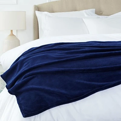 Abbildung von Amazon Basics Kuscheldecke, Keine Heiz, aus weichem samtigem Plüsch, Marineblau, 168 x 229 cm