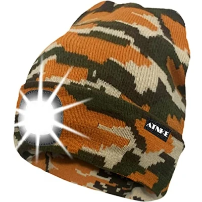Abbildung von ATNKE LED Beleuchtete Mütze,Wiederaufladbare USB Laufmütze mit Licht Extrem Heller 4 Lampe Winter Warme Stirnlampe für Herren und Damen Geschenke/Camouflage Yellow