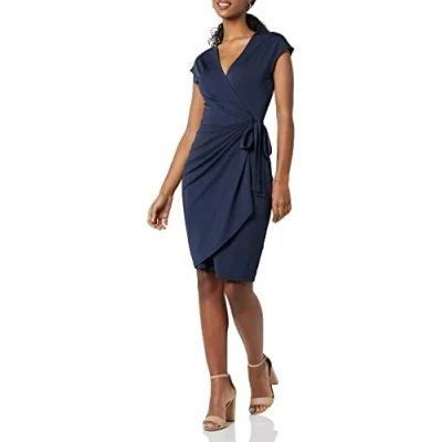Abbildung von Amazon Essentials Damen Klassisches Wickelkleid mit Flügelärmeln (erhältlich in Übergröße), Marineblau, M