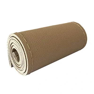 Abbildung von DIY Lenkradbezüge aus weichem Faserleder auf dem Lenkrad des Autos mit Nadel und Faden Innenzubehör Beige
