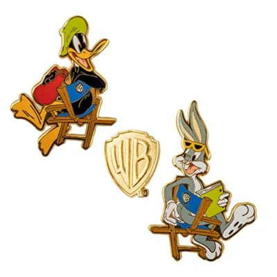 Abbildung von Cinereplicas Bugs Bunny und Daffy Duck im Warner Bros Studio Set mit 3 Metallpins 4cm Offizielle Lizenz