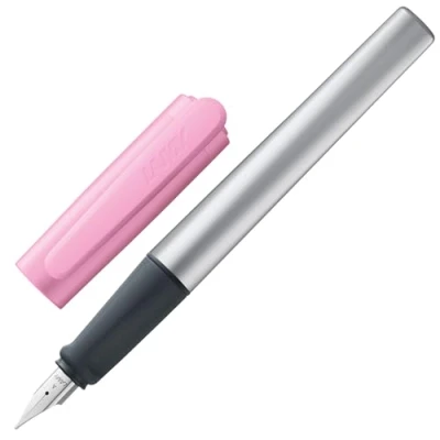Abbildung von Lamy nexx rose Füller Füllhalter mit rutschfestem Griff &amp; polierter Linkshänder Stahlfeder (LH) in Strichbreite M dreieckiges Gehäuse aus Aluminium inkl. Tintenpatrone T 10 blau